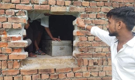 1.25 lakh rupees including cash and jewellery stolen by breaking into the house