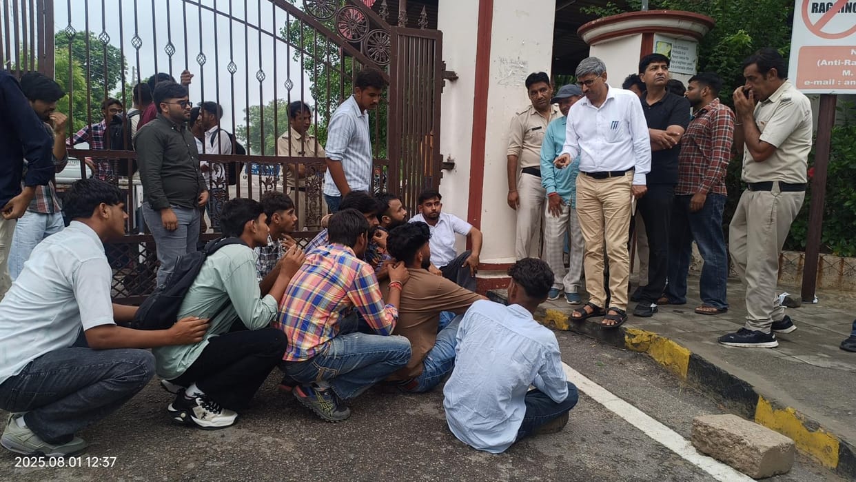 The students created a ruckus at the gate for an hour due to the strictness in the security of the university