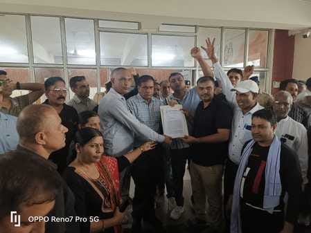 Employees protested against UPS by wearing black bands and took out a protest march