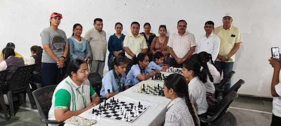 Sakshi got first place in the under-19 air rifle shooting competition