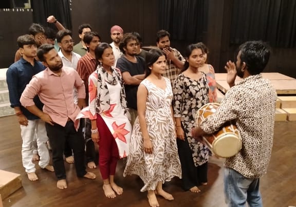 play kakori action will be on stage very soon