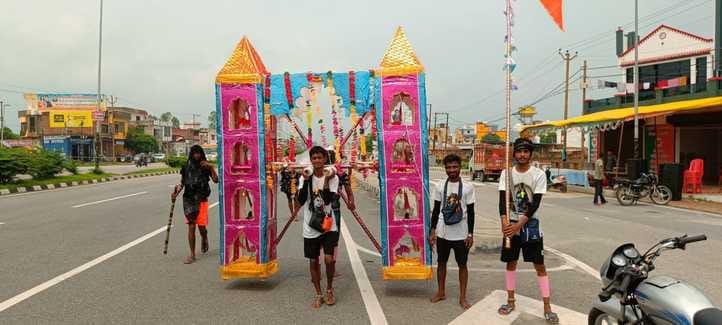A flood of Kanwariyas swelled on the highway