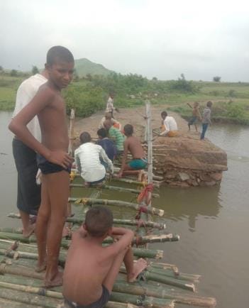 The culvert was washed away by rain, the villagers built a bamboo bridge
