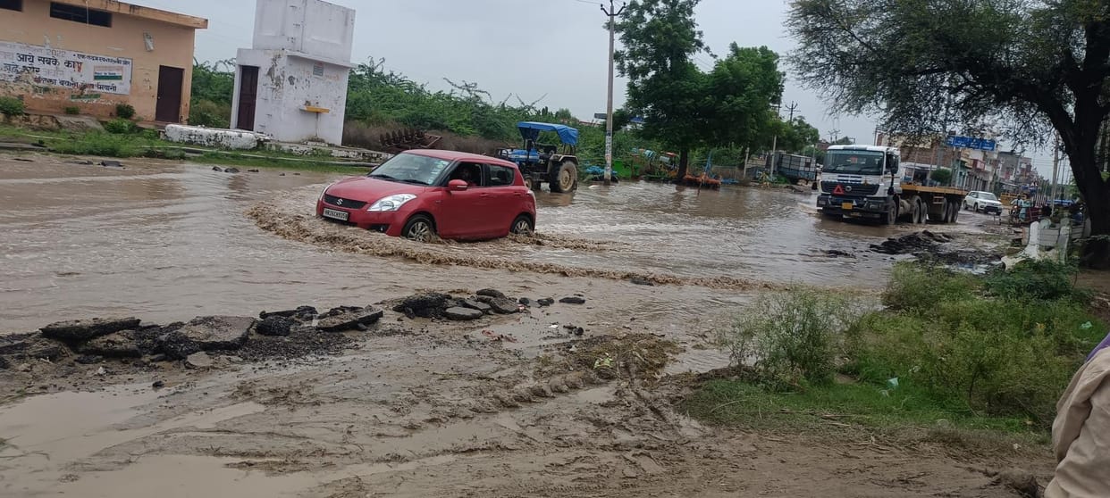 Waterlogging on Bhiwani-Hansi main road increased problems for drivers