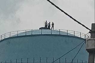 Four teenagers climbed on a water tank to make a reel