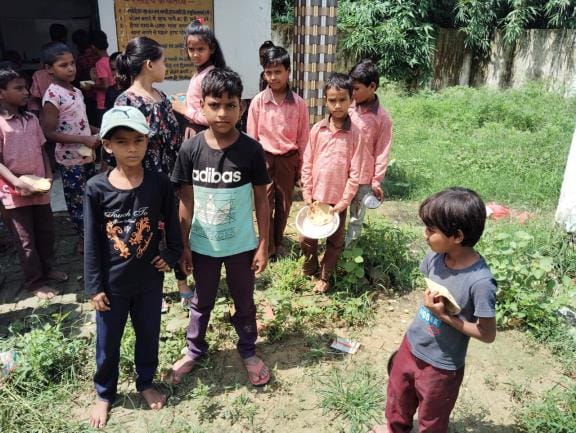 DBT did not reach the account of 14.5 thousand, students are going to school without uniform