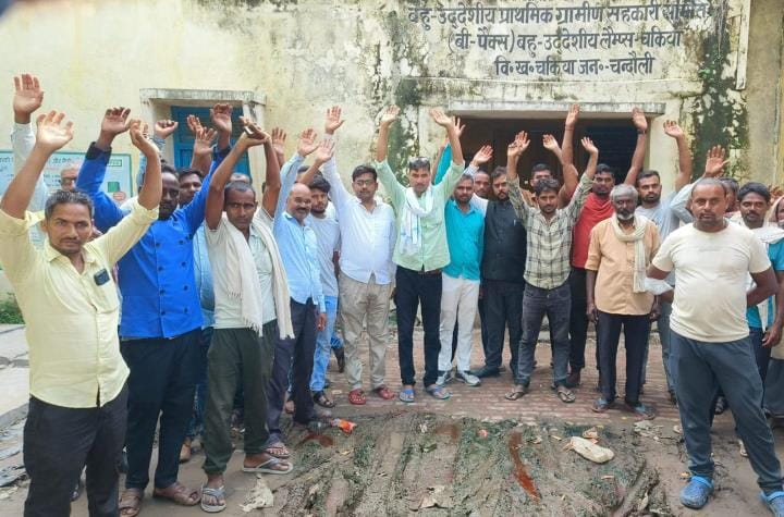 Angry farmers created ruckus due to non-availability of DAP