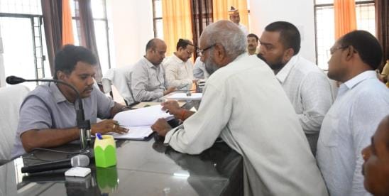 Siddharthnagar News: Sir! Features not available in absence of Aadhaar card