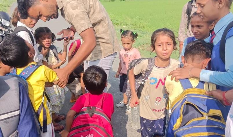 School van overturned, 15 innocent children injured