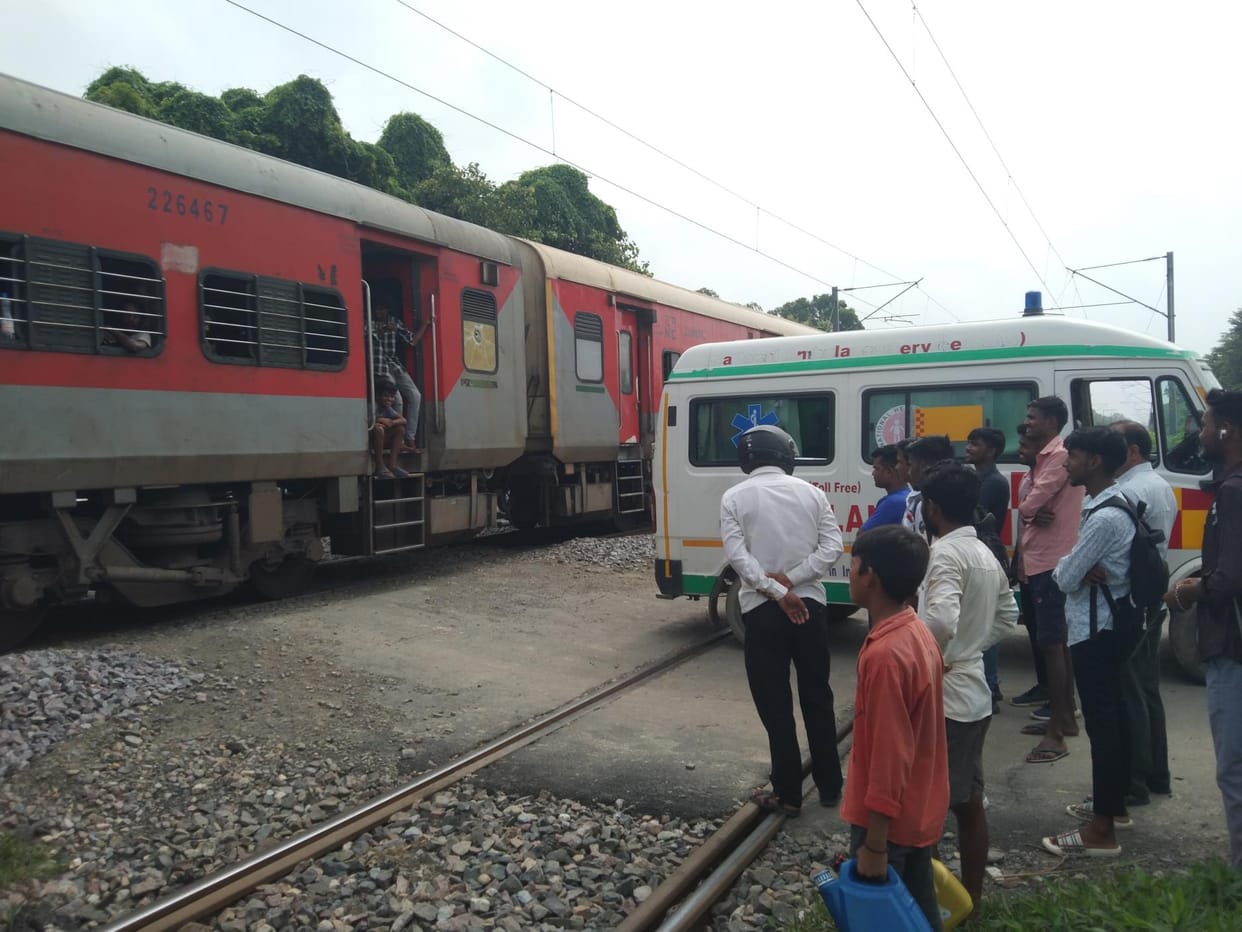 Ambulance got stuck at the railway crossing, train came on the other track... chaos ensued