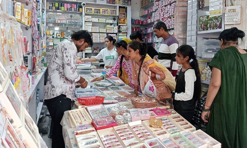 Along with Diamond Rakhi, demand for Lumba, Ganesh, Krishna and Shrimad Bhagwat Rakhi increased