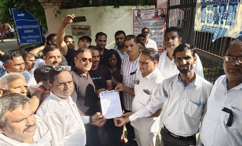 Employees protested against NPS and UPS