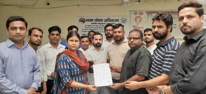 Teachers of coaching institutes in the city protested against the harassment of teachers of coaching institutes in Delhi