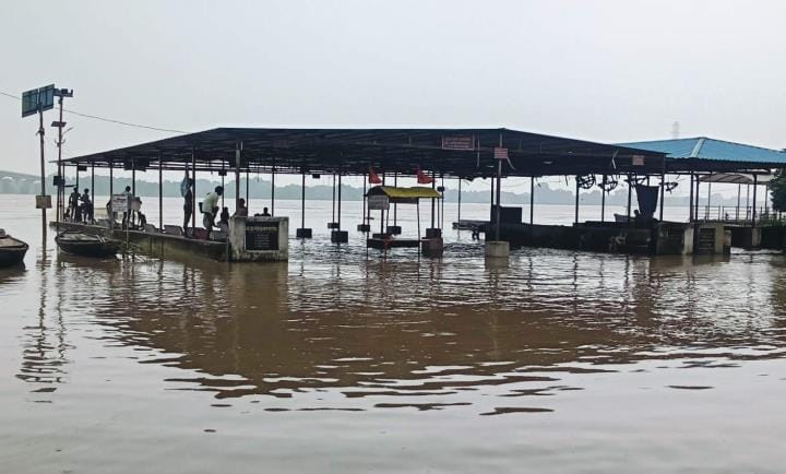 Ganga has crossed the warning point, water level is rising by 4 cm per hour