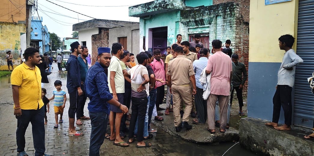 The high tension line passing above the houses broke, causing a stampede