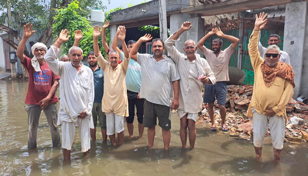 waterlogging in street villagers protested