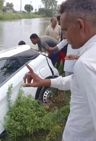 The car slipped and fell into the overflow drain, the driver's life was saved due to the presence of mind of the villagers