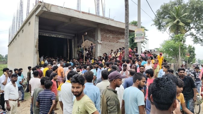 घटनास्थल पर लगी लोगों की भीड़। फोटो - अमर उजाला डिजिटल