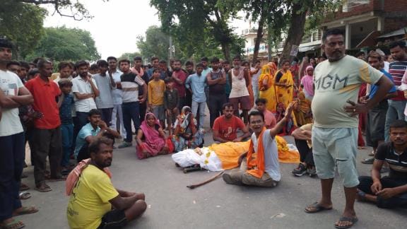 Accusation of releasing the accused, protest by keeping the body of the girl student on the highway