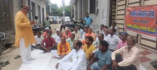 BKU staged a sit-in protest against JE at XEN office