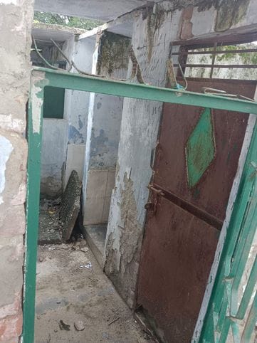 Iron rods are peeking out from the roof, children's lives are in danger