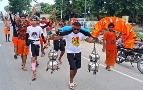 On the last Monday of Sawan, Kanwariyas gathered on the highway before Jalabhishek