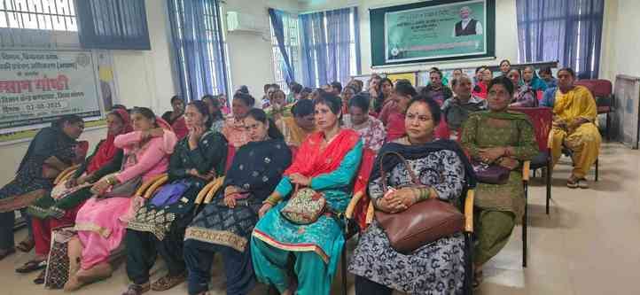 Farmers watched the live telecast of the Prime Minister Kisan Samman Nidhi ceremony at Krishi Vigyan Kendra Kandaghat