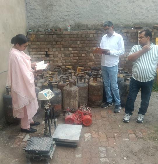 Raid on illegal warehouse in residential area, 102 gas cylinders found