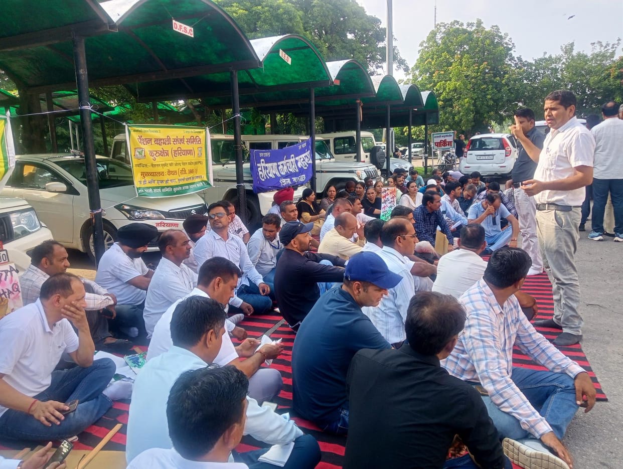 Employees protested against UPS and submitted a memorandum to the Deputy Commissioner