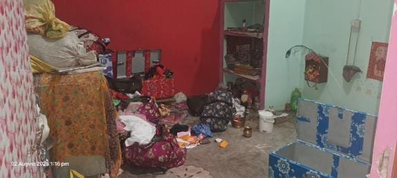 Jewellery and cash stolen from a closed house