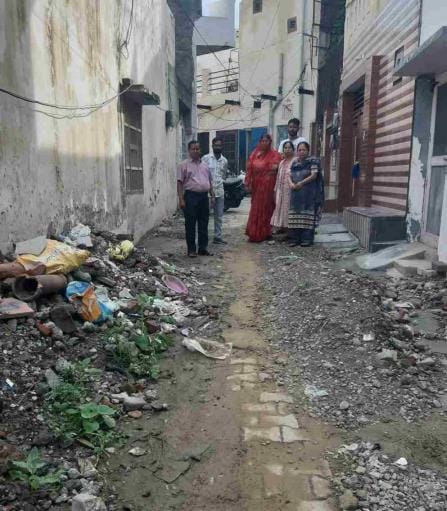 Road was not constructed after laying sewer line in Moti Nagar, people are troubled