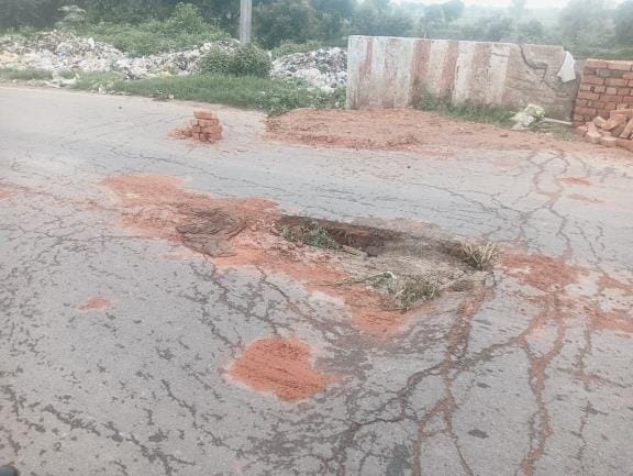 The road collapsed in the middle of the Karban river bridge