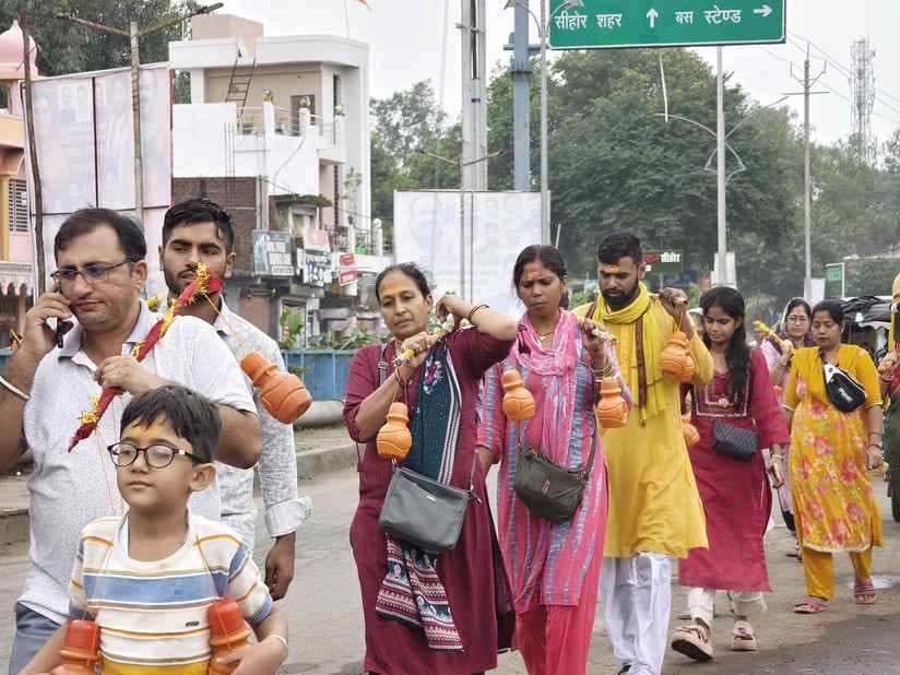 नंगे पैर 11 किलोमीटर चलकर बाबा के दर्शन को पहुंचे भक्त