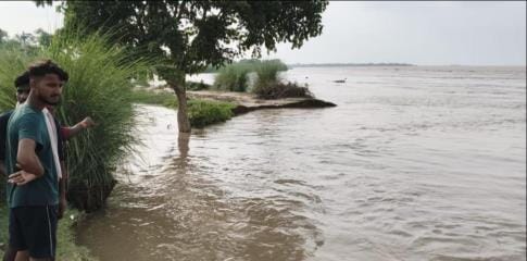 15 acres of land, Shiv temple submerged in Ganga, 35 villages in danger of flood