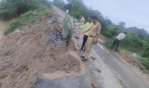 Four and three wheelers are also banned from Salaiya Pahuj river bridge
