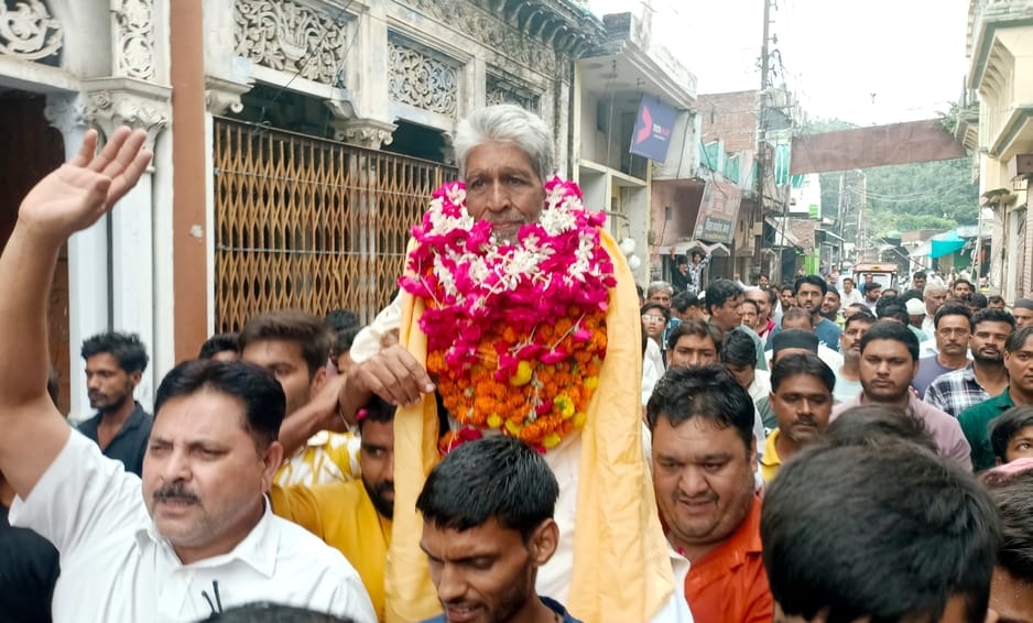 The head of the Jama Masjid committee was released and reached Sambhal with a procession