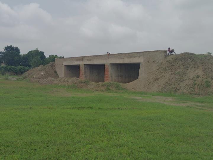 A bridge was built to give relief to a population of 35 thousand, but they forgot to make the approach
