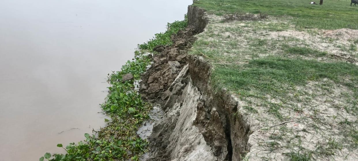 The rising water level of Ghaghra is snatching the land of farmers