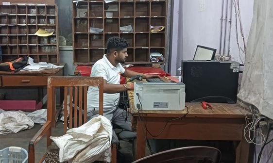 Long queue for making Aadhar card, hundreds of people disappointed