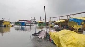 Water reached the shops at Lahara Ganga Ghat
