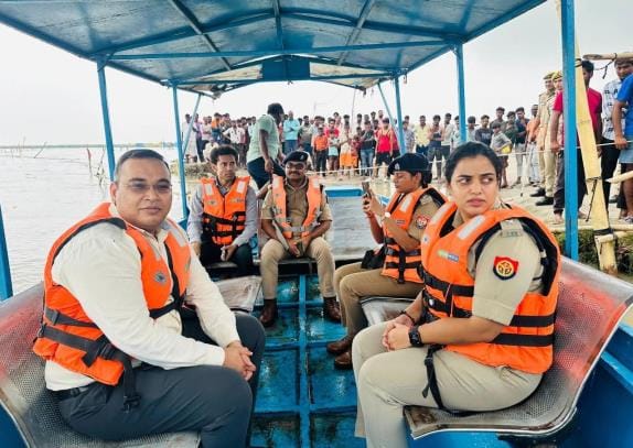 DM, SP reached Lahara Ghat and inspected it