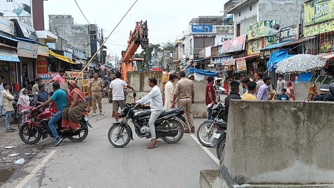 Preparations for the last Monday of Sawan... Main roads to Shiv Mandir sealed