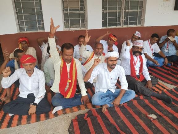 Even after the order, the farmer did not get the land, hunger strike started in the tehsil