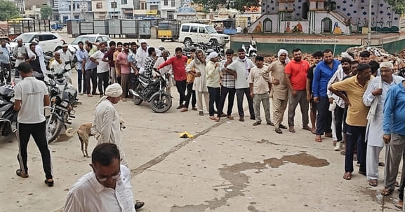 Farmers lined up to get fertilizers