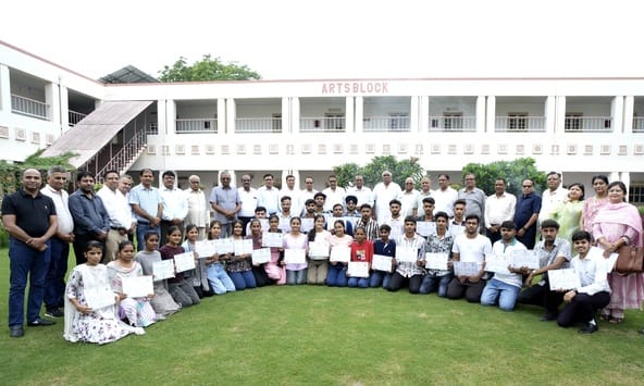 35 students of Commerce Faculty honored