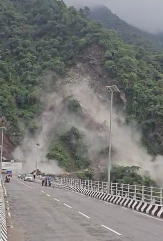 The rain continues in the district, the mountain cracked on the edge of the Bagchhal bridge