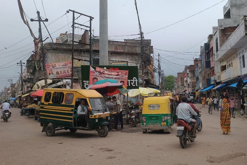 Silence in the parking lot of Muratganj... autorickshaws have taken over the road
