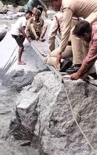 A person got stuck in Ravi while holding a piece of wood, was rescued after an hour