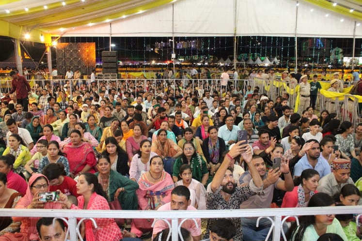 Audience danced to Sunanda Sharma's song Meri Mummy Nu Pasand Ni Tu...