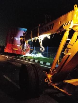The sleeper bus broke the divider on the expressway and went to the other lane